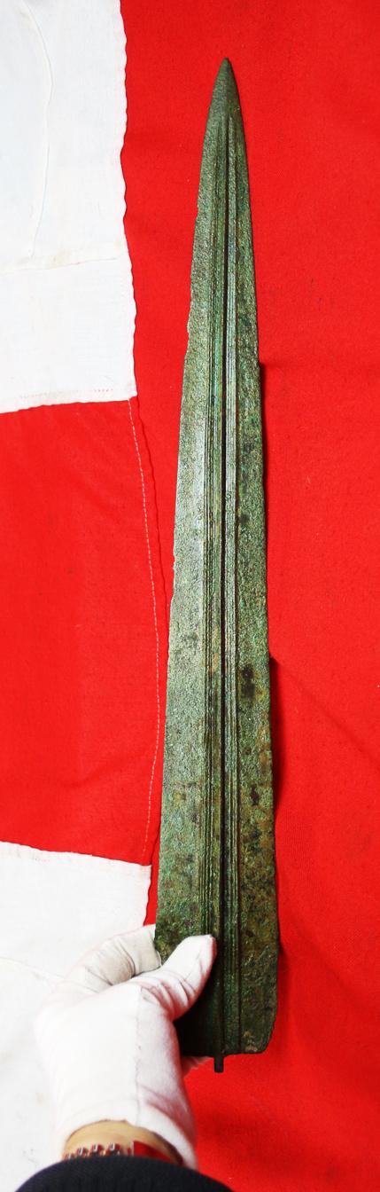A Simply Wonderful Original Trojan War Period Full Length Bronze Sword Blade, 21 Inches Long. Circa 1200 B.C.Archean Greeks, the Mycenean Greeks, The Trojans & The Hitites. From The Warring Times Of Menalaus King of Sparta & King Agamemnon