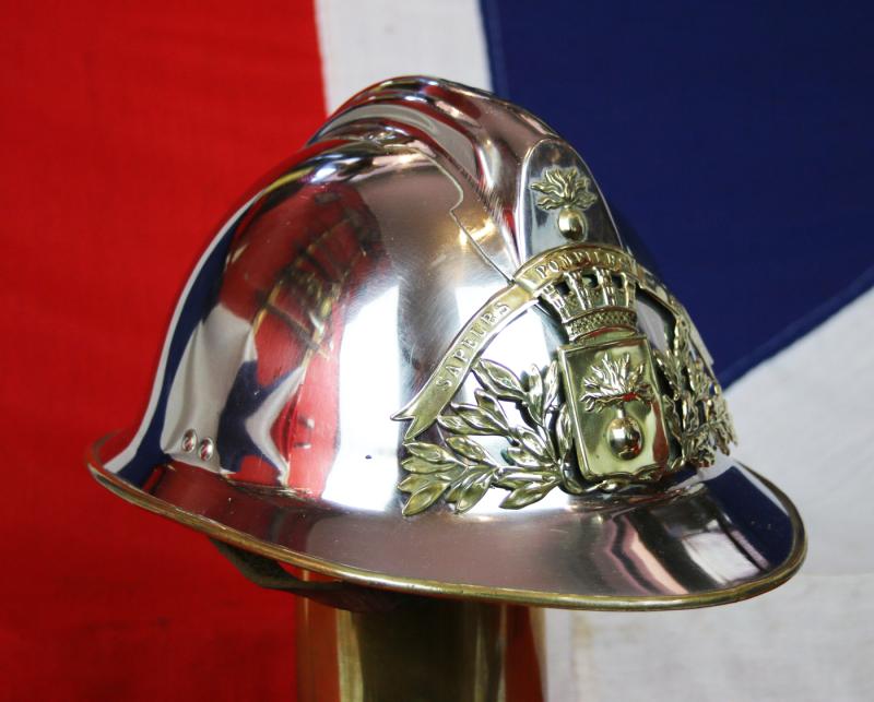 Antique Sapeurs Pompiers French Firefighter Helmet Brass and Nickel Plated, with Original Liner and Chin Strap In Excellent Condition. Early 20th Century Issue