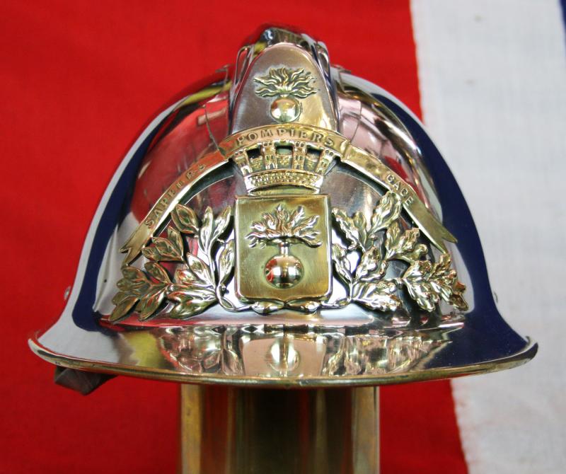 Antique Sapeurs Pompiers French Firefighter Helmet Brass and Nickel Plated, with Original Liner and Chin Strap In Excellent Condition. Early 20th Century Issue