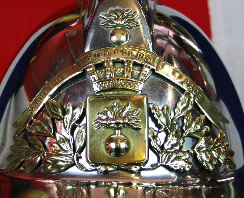 Antique Sapeurs Pompiers French Firefighter Helmet Brass and Nickel Plated, with Original Liner and Chin Strap In Excellent Condition. Early 20th Century Issue