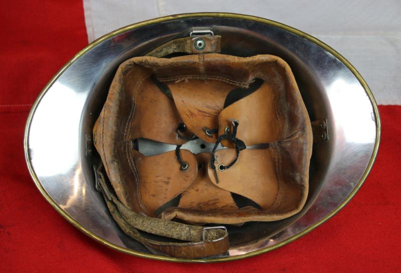 Antique Sapeurs Pompiers French Firefighter Helmet Brass and Nickel Plated, with Original Liner and Chin Strap In Excellent Condition. Early 20th Century Issue