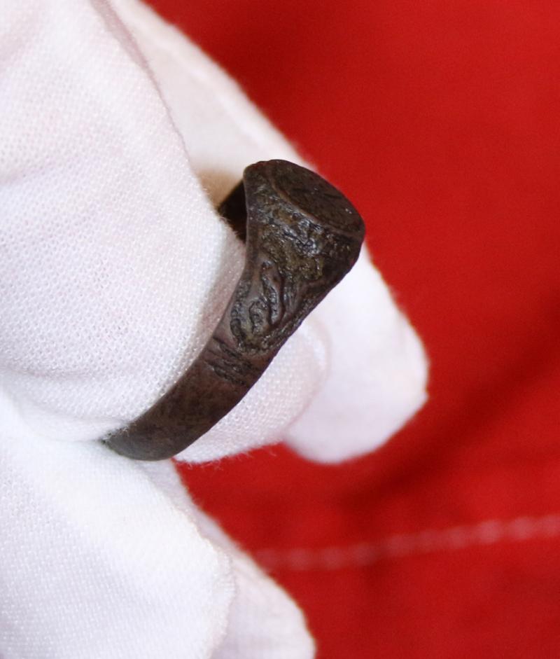 13th Century, Signet Ring, With Motif & Heraldic Dragon Henry IIIrd & Simon de Montfort Period, Made And Used By a Noble, IInd Baron's War Era, at the Battle of Lewes in 1264. Recovered From a Dig at Offham Hill Near Lewes in the 1820's