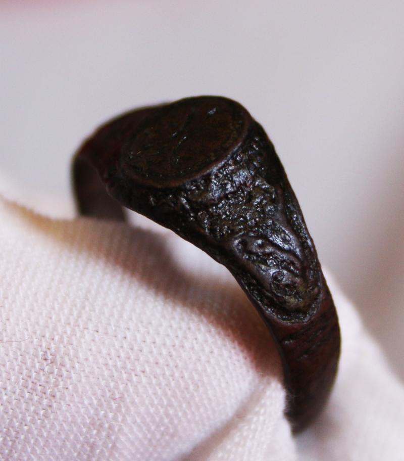 13th Century, Signet Ring, With Motif & Heraldic Dragon Henry IIIrd & Simon de Montfort Period, Made And Used By a Noble, IInd Baron's War Era, at the Battle of Lewes in 1264. Recovered From a Dig at Offham Hill Near Lewes in the 1820's